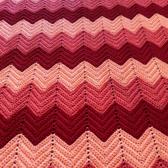 Vintage Handmade Afghan Adorable shades of Pink 🌺 - Picture 9 of 16